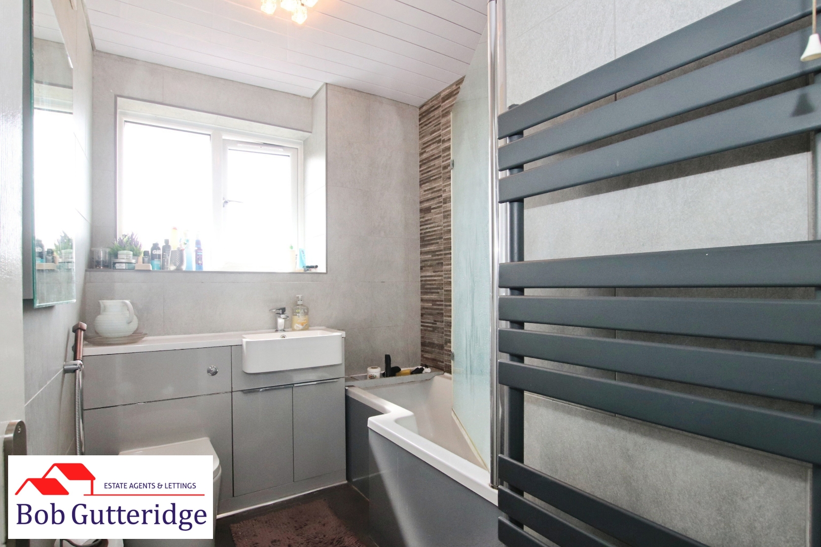 FIRST FLOOR FAMILY BATHROOM